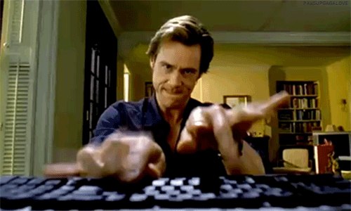 Cena do filme “Todo Poderoso” com Jim Carrey digitando rápido em teclado. 