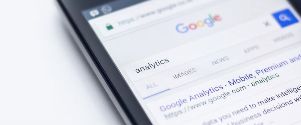 Smartphone pesquisando por “analytics” no Google