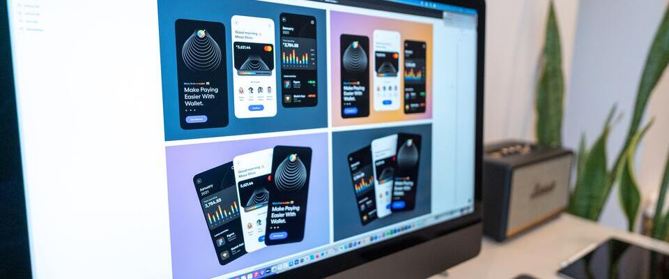 Tela de iMac com variações de artes de aplicativos.