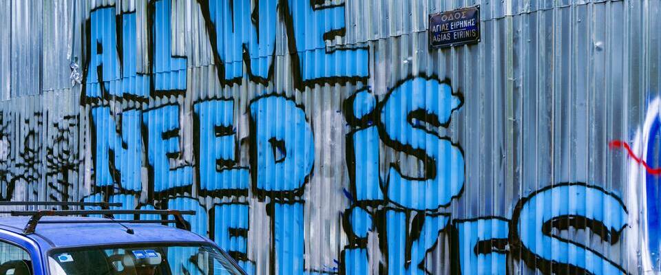 Grafite em parede de metal com os dizeres “All we need is more likes”.