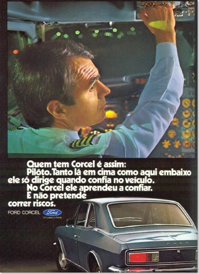 Propaganda antiga da Ford. Há um piloto na parte de cima, um Corcel embaixo e o texto: “Quem tem Corcel é assim: piloto”.