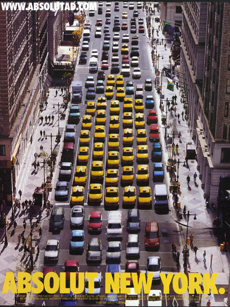 Propaganda antiga da Absolut. Táxis em Nova York enfileirados lembrando uma garrafa. O texto: “Absolut New York”.