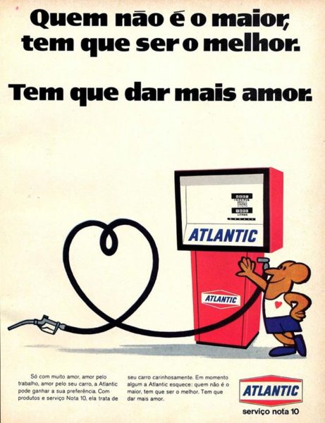 Propaganda antiga da Atlantic. O mascote está ao lado de uma bomba de gasolina e a mangueira forma um coração. O texto: “quem não é o maior, tem que ser o melhor. Tem que dar mais amor”.