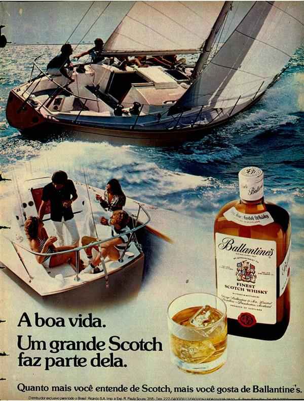 Propaganda antiga da Ballantines. Há fotos de pessoas em uma lancha e iate no mar e o texto “A boa vida. Um grande Scotch faz parte dela”.