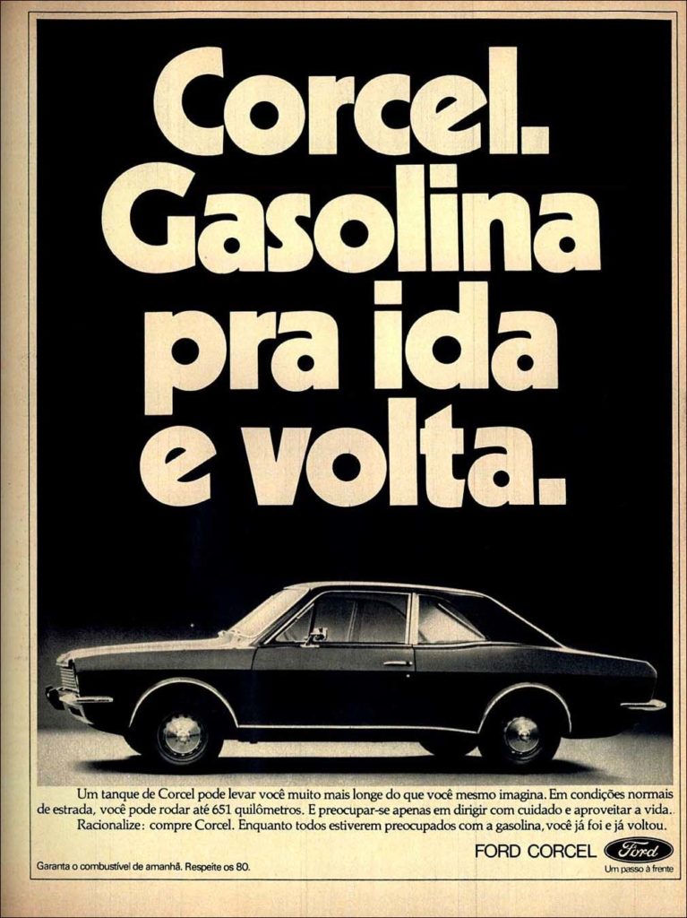 Propaganda antiga com um Corcel e o texto: “Corcel. Gasolina pra ida e volta”. 