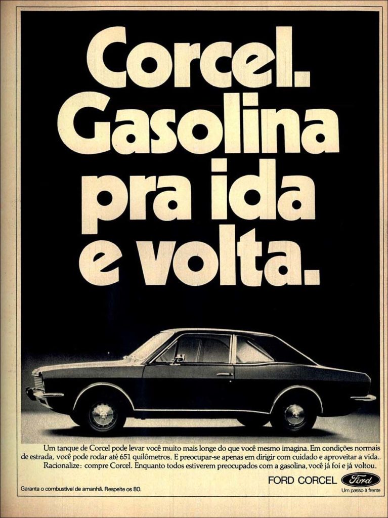 Propaganda antiga com um Corcel e o texto: “Corcel. Gasolina pra ida e volta”.