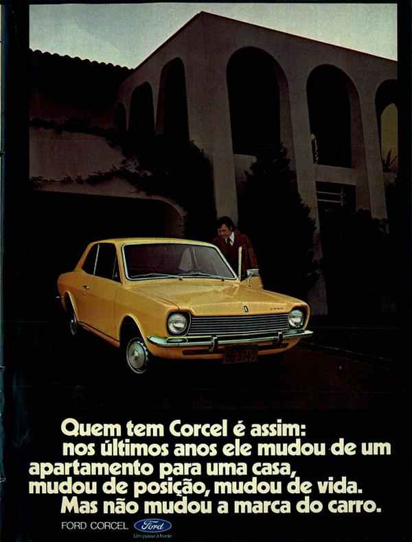 Propaganda antiga da Ford. Homem entrando em Corcel na porta de uma mansão. O texto diz: “quem tem Corcel é assim: nos últimos anos ele mudou de um apartamento para uma casa, mudou de posição, mudou de vida. Mas não mudou a marca do carro”.