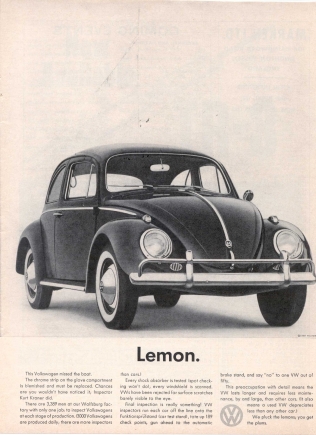 Propaganda antiga da Volkswagen. Há um Fusca bem pequeno na página e o texto: “Think small”.antiga da Volkswagen. Há um Fusca preto na página e o texto: “Lemon.”