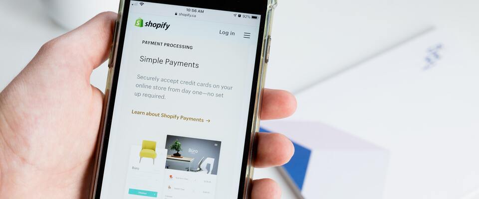 Tela de pagamentos do aplicativo Shopify em um smartphone.