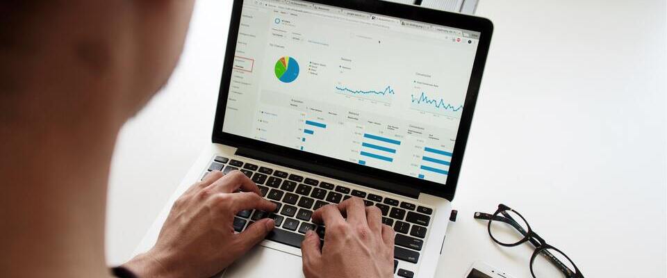 Pessoa usando computador, fazendo a gestão de marketing via Google Analytics