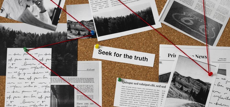 Quadro de investigação, com ligação entre fotos por meio de linha. No meio a frase, em inglês, “Seek for the truth”.