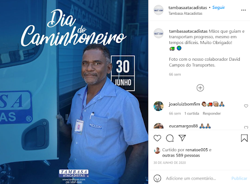 Post da Tambasa do Dia do Caminhoneiro, com um motorista da empresa ao lado do seu caminhão