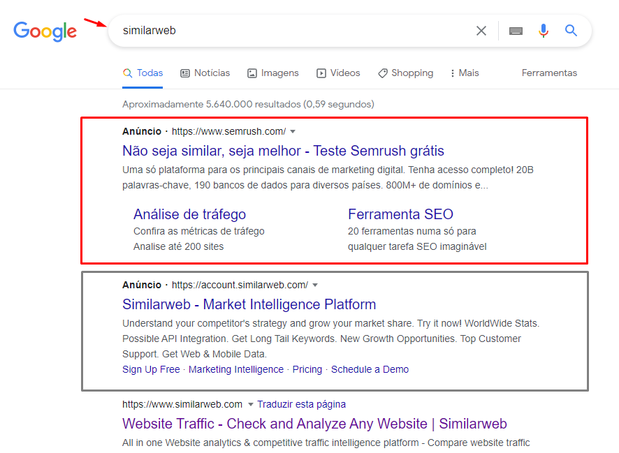 captura de tela de uma pesquisa no Google por “similarweb”. Nela, o anúncio da Semrush aparece melhor colocado que o da própria empresa. 