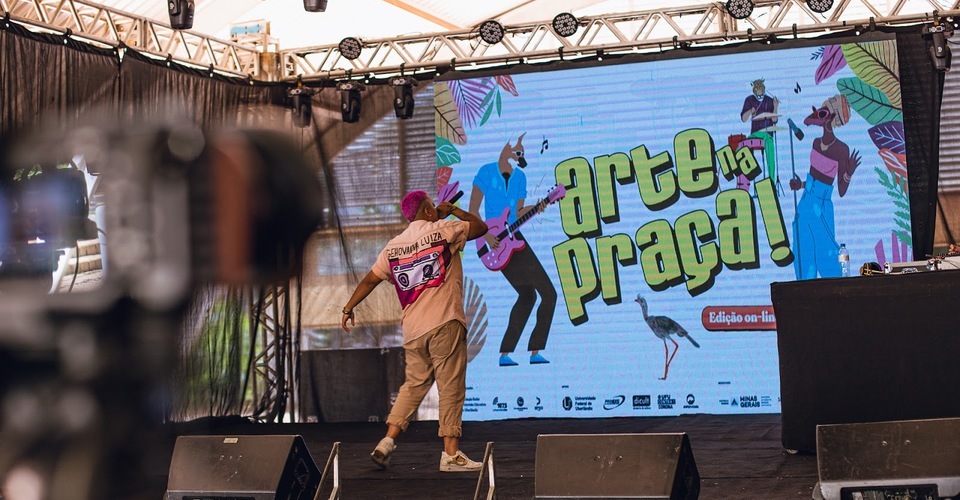 Gehovanna Luiza se apresentando no palco do Arte na Praça
