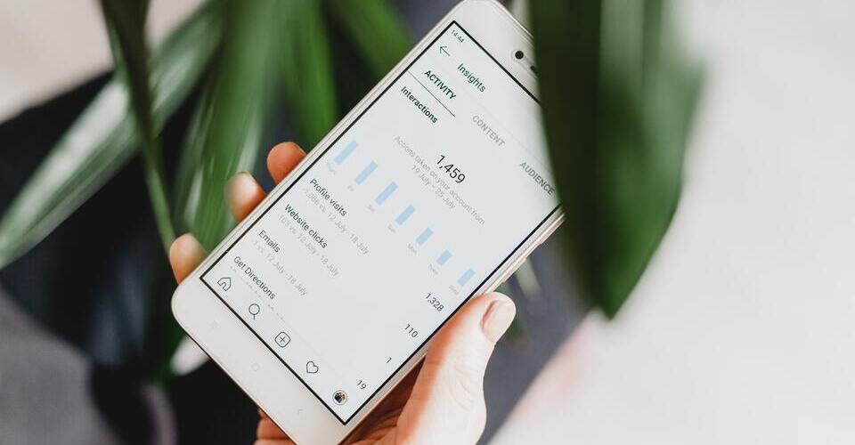 Tela de celular com dados de insights do Instagram.
