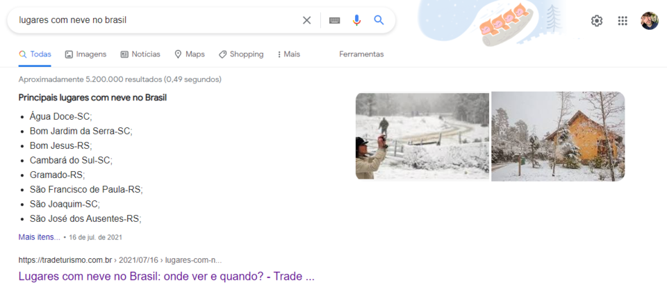 Captura de tela de snippet para “lugares com neve no brasil”. O resultado é um texto da Trade Turismo. 