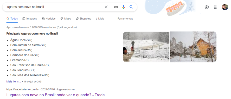 Captura de tela de snippet para “lugares com neve no brasil”. O resultado é um texto da Trade Turismo.