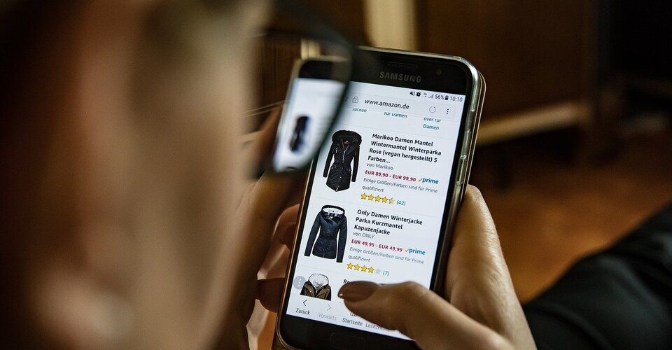 Pessoa olhando mercadorias em uma pesquisa na internet.
