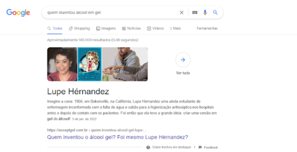 Captura de tela de uma pesquisa no Google para “quem inventou alcool em gel”. O texto em featured snippets é um produzido pela Asseptgel. 