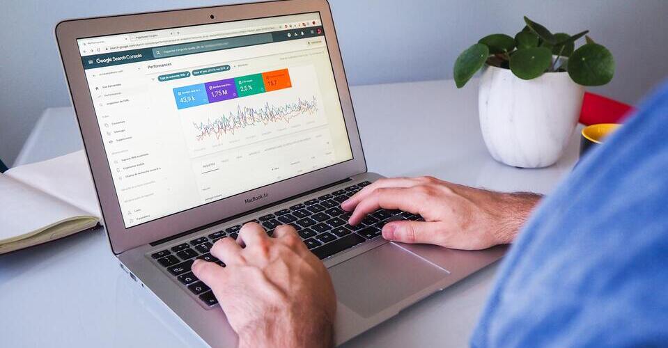 Homem usando o notebook com a página de análise do Google aberta.