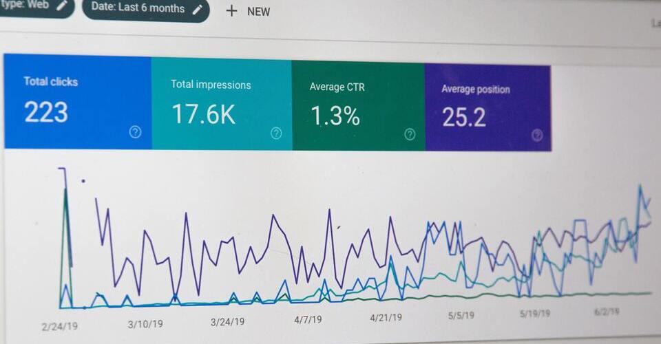 Tela de um computador em uma página com dados de SEO.