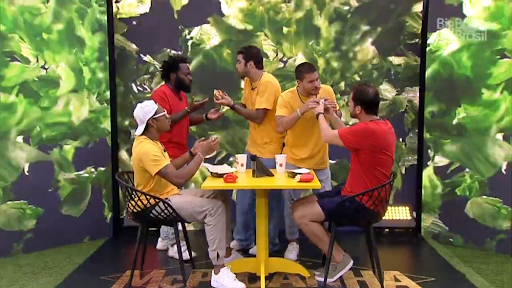 Foto dos integrantes do BBB comendo hambúrguer do McDonalds. 