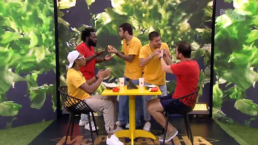Foto dos integrantes do BBB comendo hambúrguer do McDonalds.