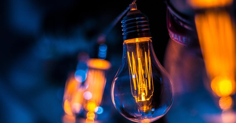Lâmpada redonda de Led em varal com várias outras.