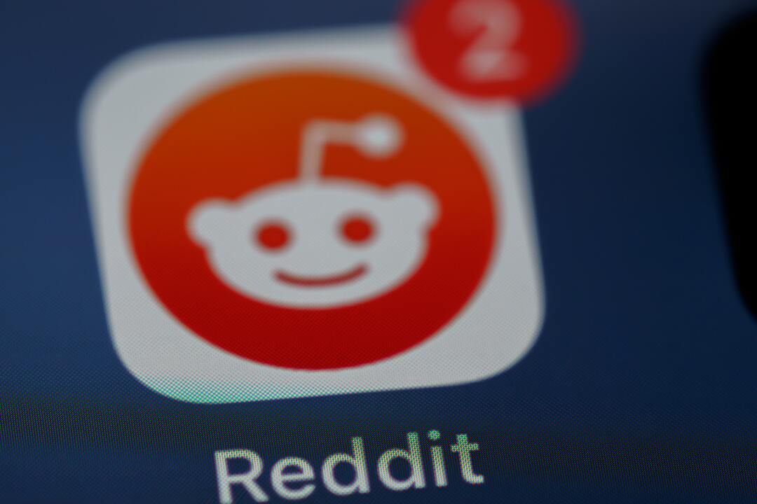 Ícone do App do Reddit visto em uma tela de celular com Zoom.