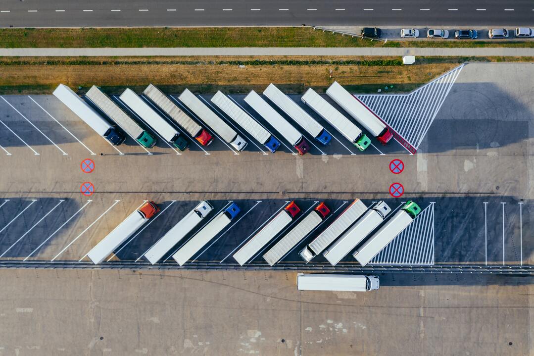 Caminhões enfileirados em estacionamento na beira de uma estrada