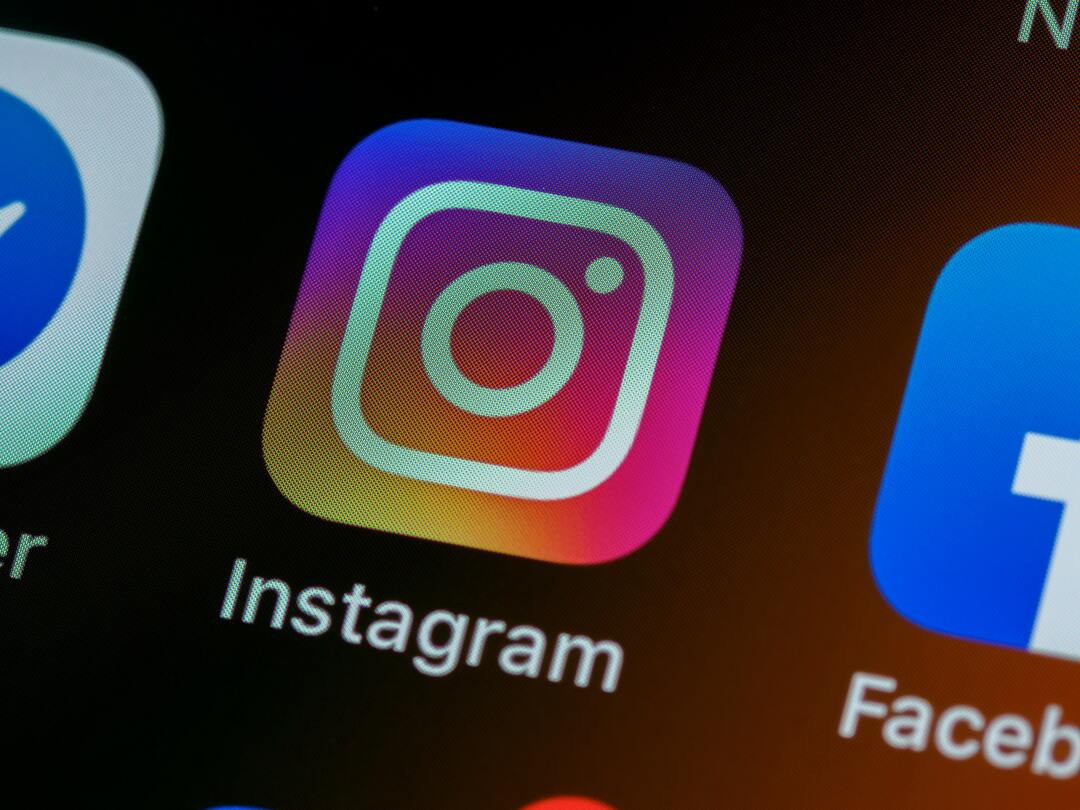 Foto de página inicial de celular IOS com ícone do Instagram em destaque.