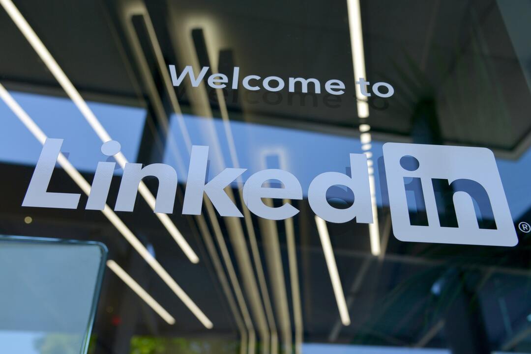 Foto do vidro de entrada da sede do LinkedIn em Sunnyvale, na Califórnia.