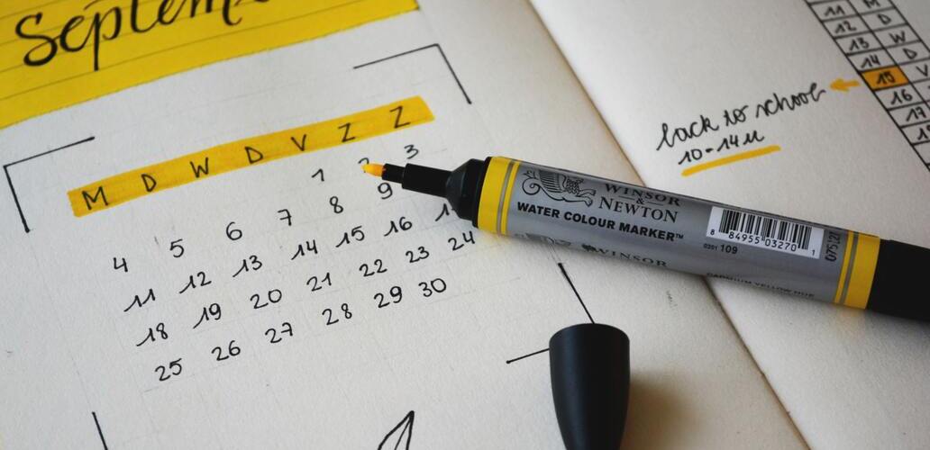 Calendário com anotações em marca texto amarelo.