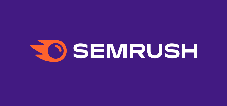 Logo do SEMRush em fundo roxo. O ícone do logo é um cometa laranja e a parte grafa está em caixa alta e fonte branca.