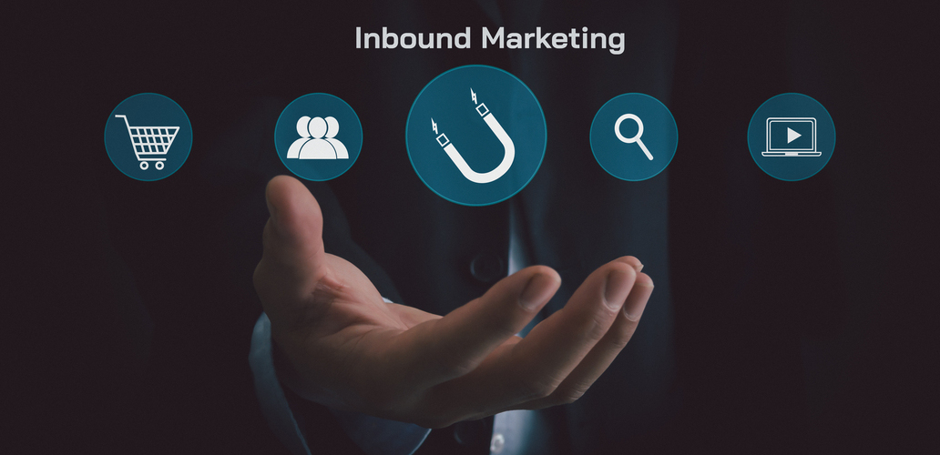 Mão de empresário segurando estratégias de inbound marketing.